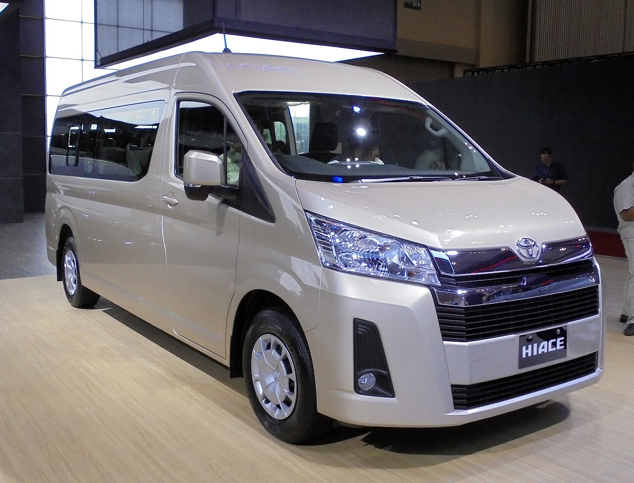 Sewa Hiace Bandung — Premio & Commuter untuk Rombongan